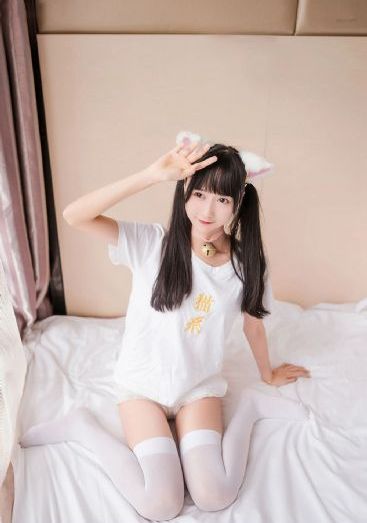 岳故意装睡让我挺进去观看在线