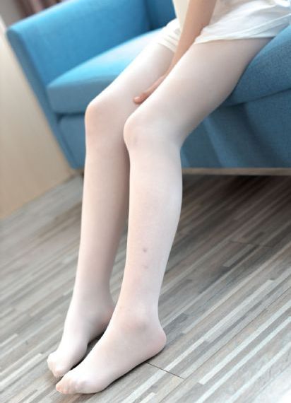 黑色丝绒裙子露背